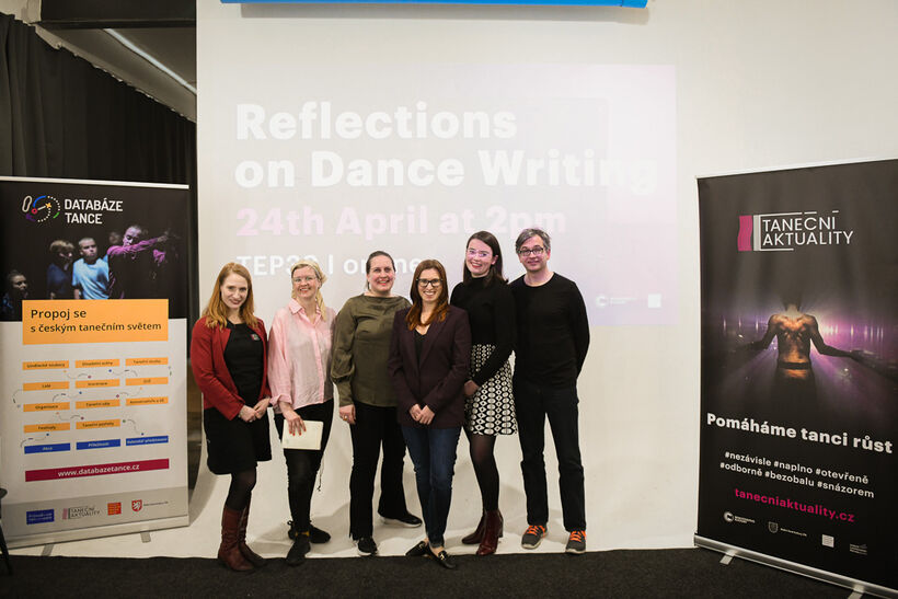 Debata Úvahy nad psaním o tanci (Lucie Hayashi, Anette Therese Pettersen, Hild Borchgrevink, Petra Dotlačilová, Emily May, Sanjoy Roy). Foto: Michal Hančovský.